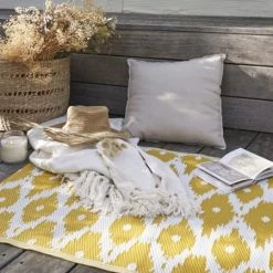 Maisons Du Monde Tapis Extérieur Tapis Réversible En Polypropylène Jaune Motifs Graphiques Blancs 75x140 -Tapis extérieur Soldes tapis reversible en polypropylene jaune motifs graphiques blancs 75x140 1000 5 10 212964 3