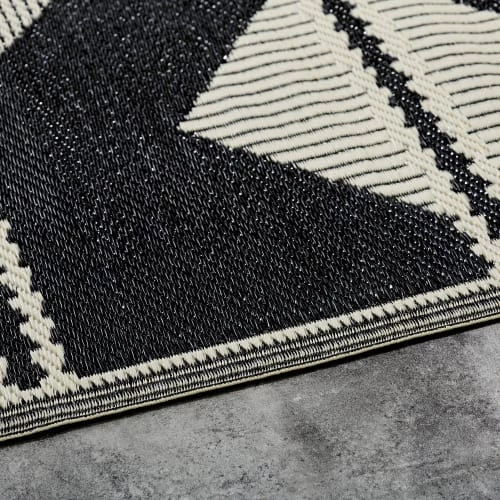 Maisons Du Monde Tapis Extérieur Tapis Réversible En Polypropylène Motifs Triangles écrus Et Noirs 180x270 5 Maisons Du Monde Tapis Extérieur Tapis Réversible En Polypropylène Motifs Triangles écrus Et Noirs 180x270 – Image 3